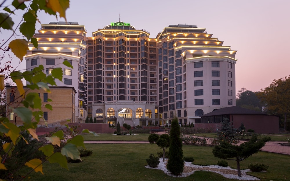 施設の正面 (日没後)