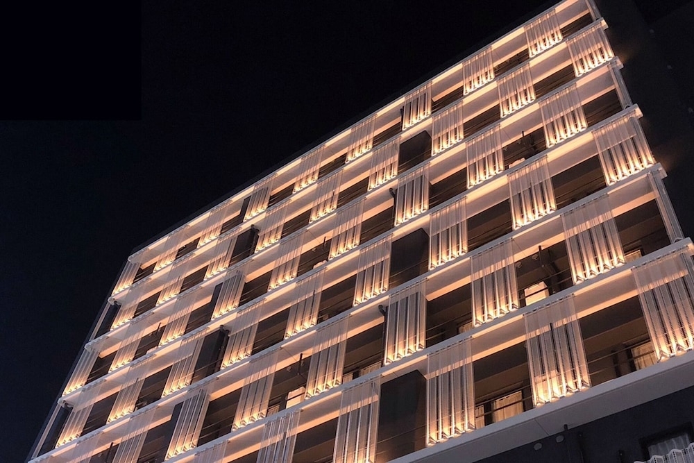 施設の正面 (日没後)