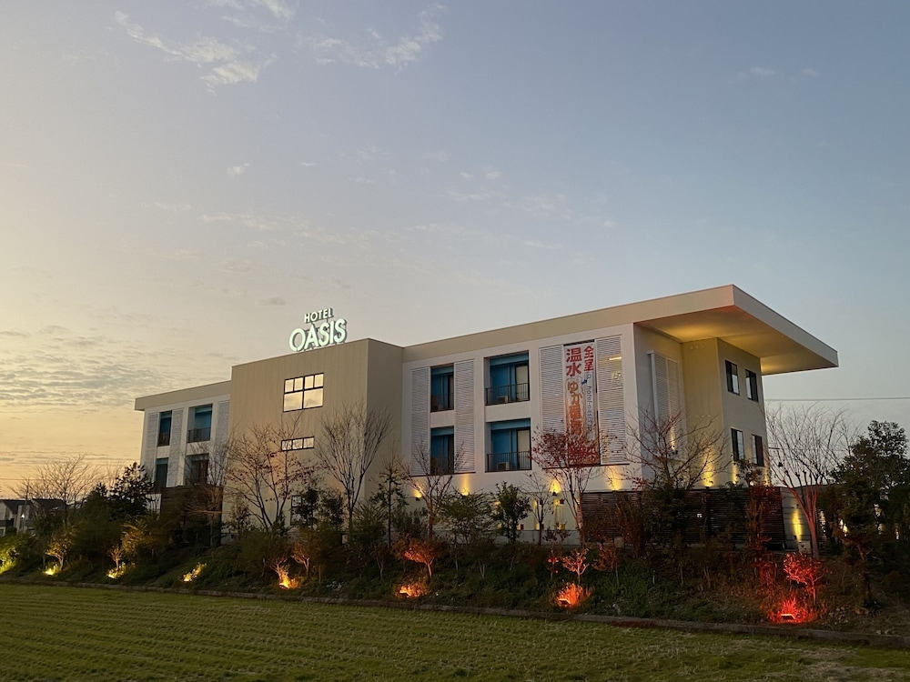 施設の正面 (日没後)