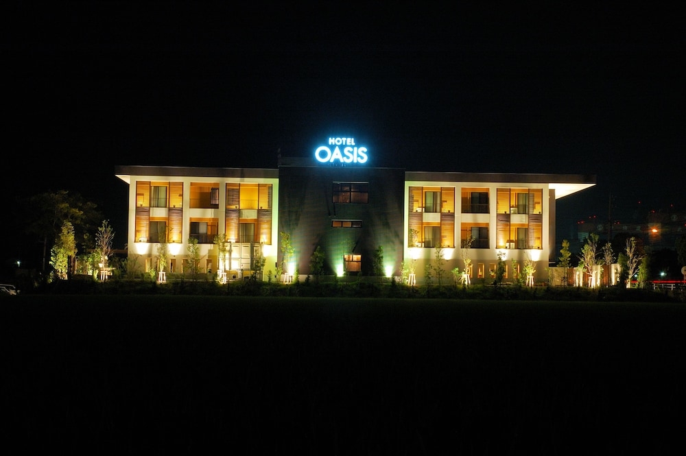 施設の正面 (日没後)