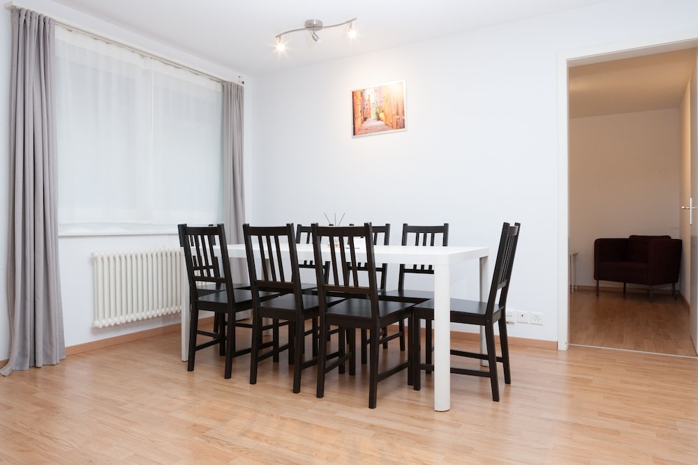 客室内のダイニングエリア