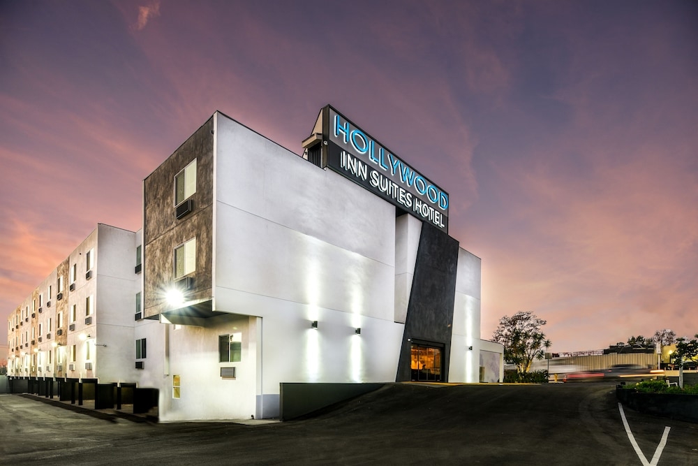 施設の正面 (日没後)