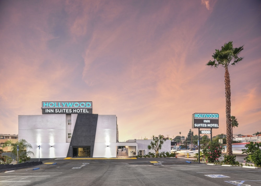 施設の正面 (日没後)