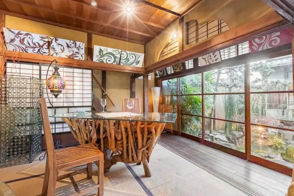 客室内のダイニングエリア