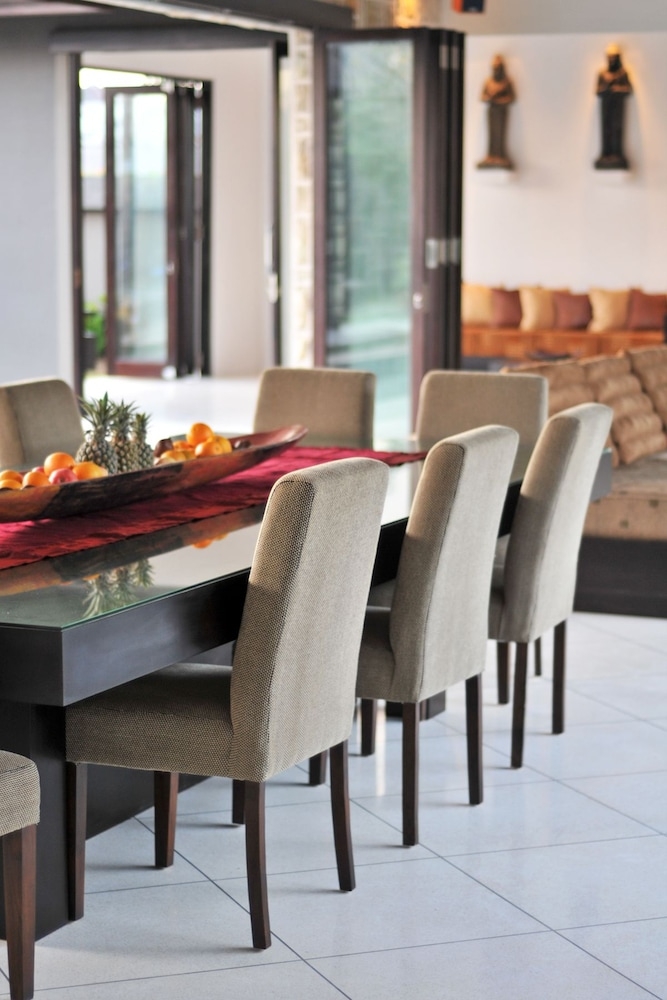 客室内のダイニングエリア