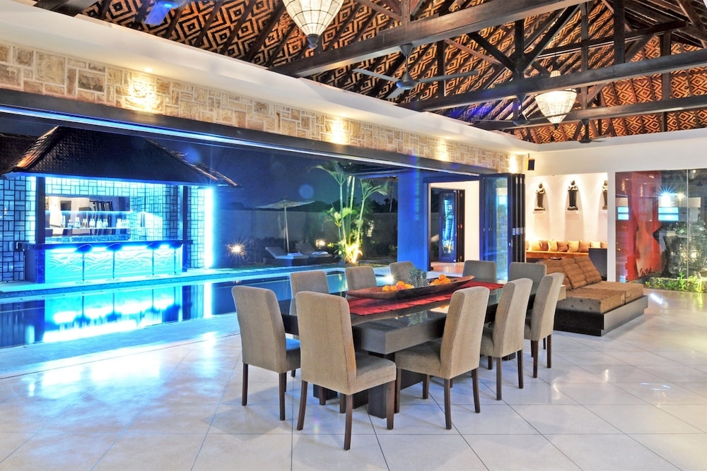 客室内のダイニングエリア