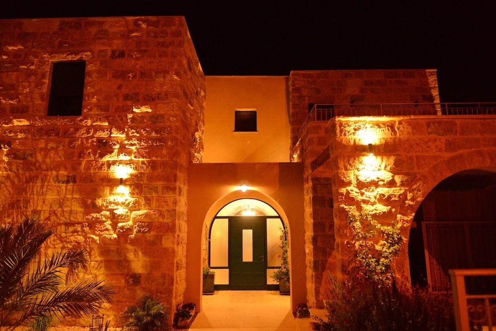 施設の正面 (日没後)