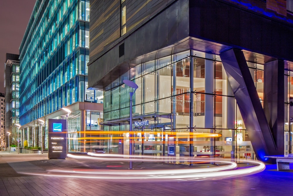 施設の正面 (日没後)