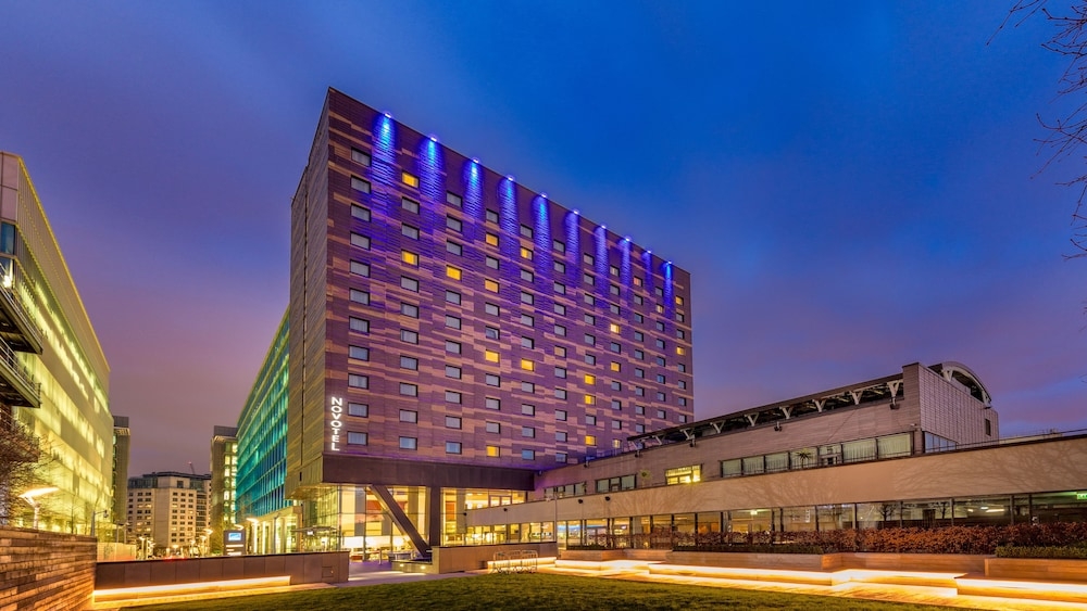 施設の正面 (日没後)