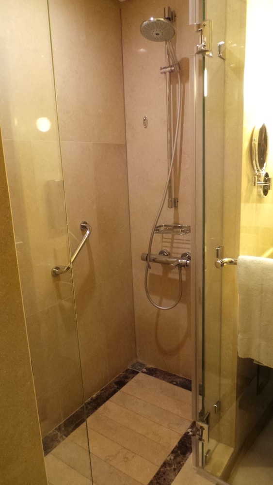 バスルームのシャワー