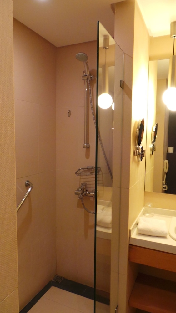 バスルームのシャワー