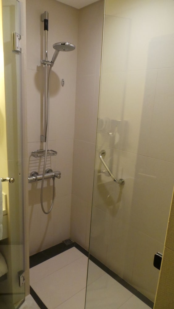 バスルームのシャワー