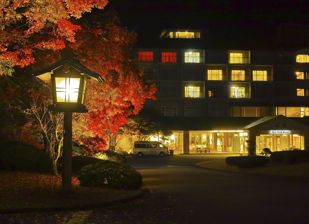 施設の正面 (日没後)