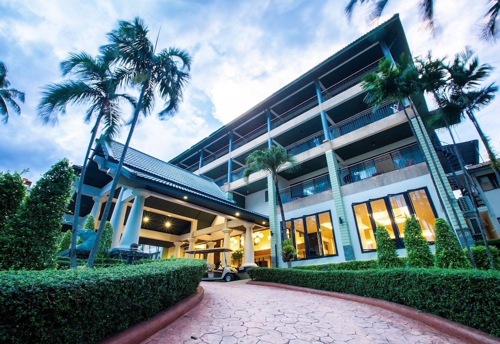 施設の正面 (日没後)