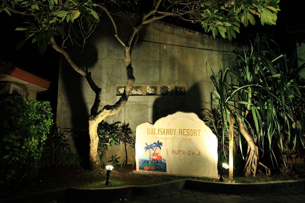 施設の正面 (日没後)