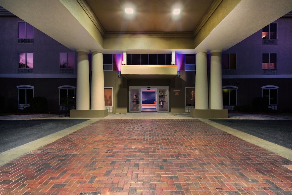 施設の正面 (日没後)