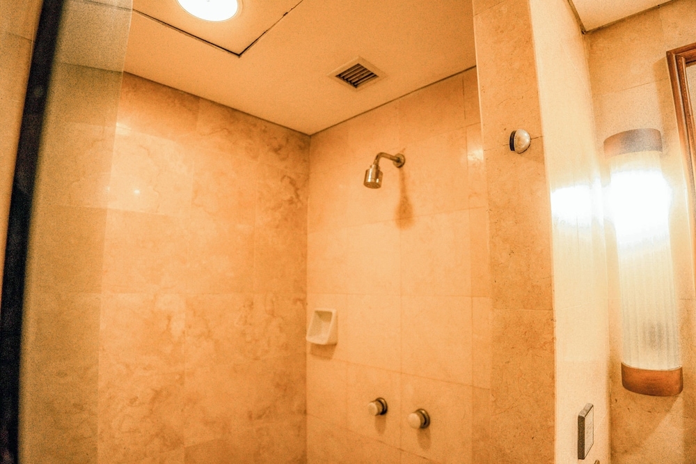 バスルームのシャワー