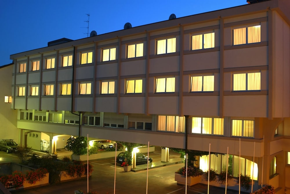 施設の正面 (日没後)