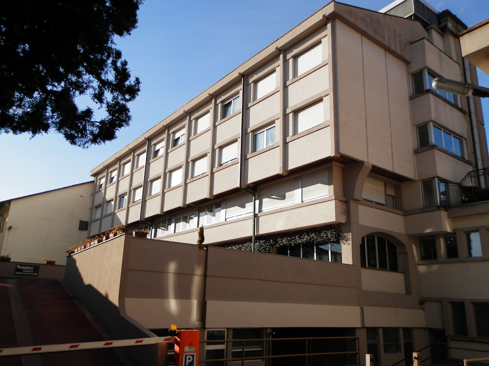 施設の正面 (日没後)