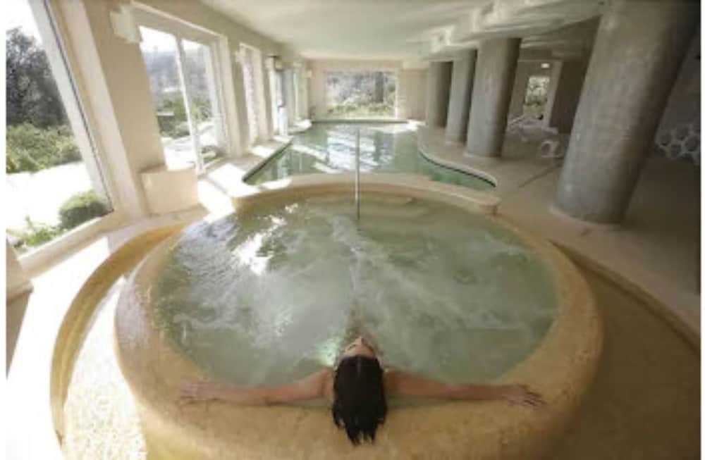 屋内スパ浴槽