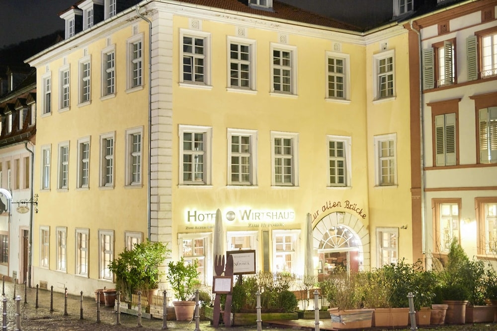 施設の正面 (日没後)