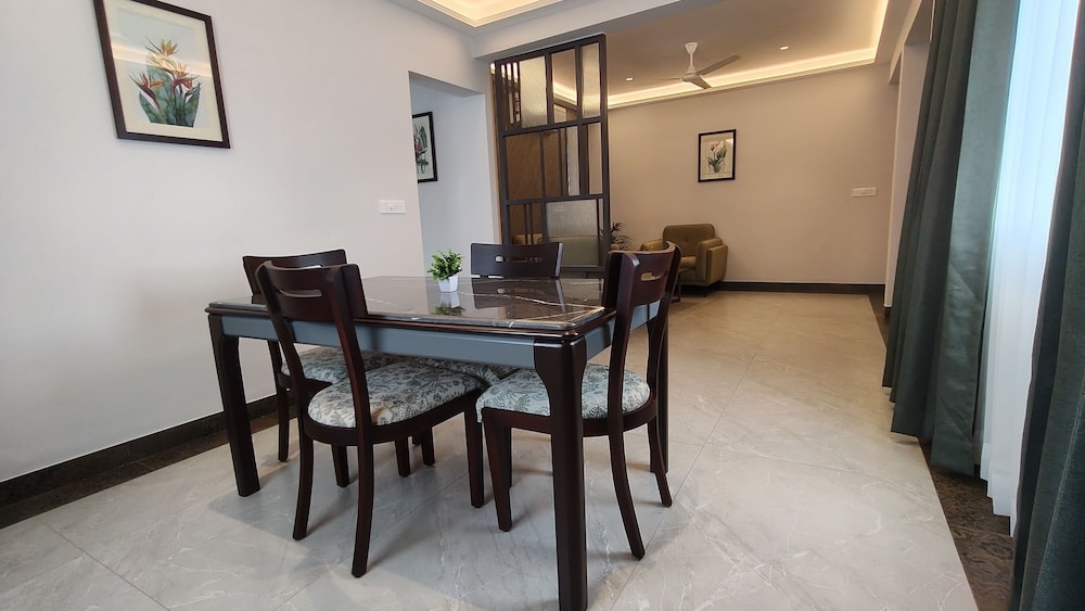 客室内のダイニングエリア