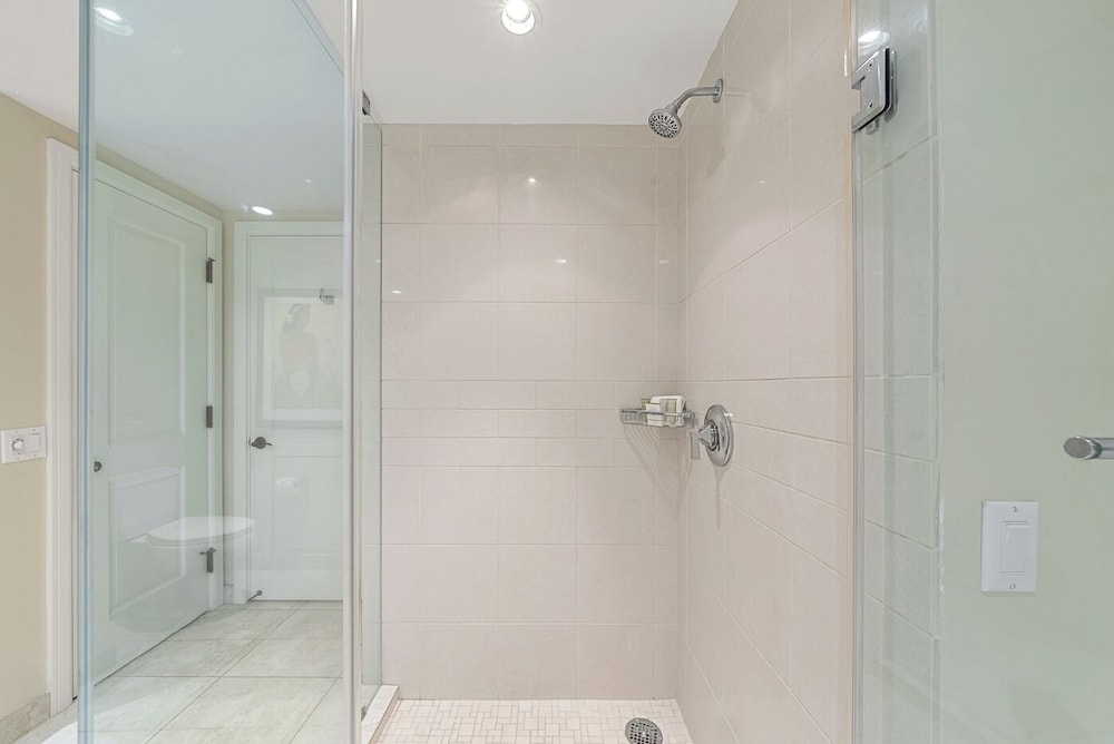 バスルームのシャワー