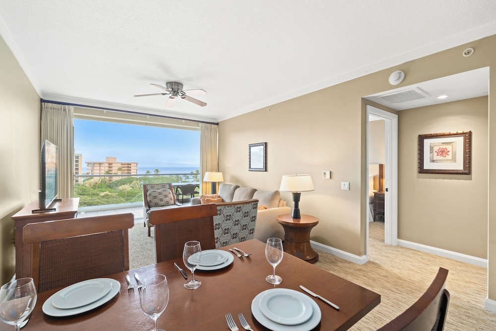 客室内のダイニングエリア