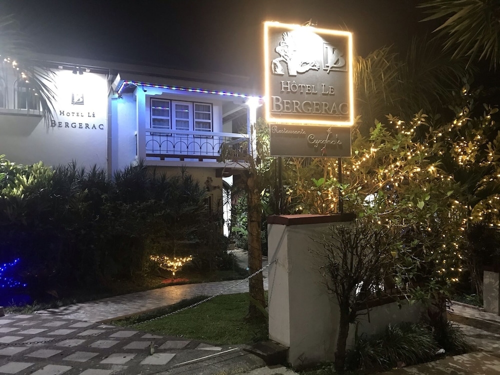 施設の正面 (日没後)