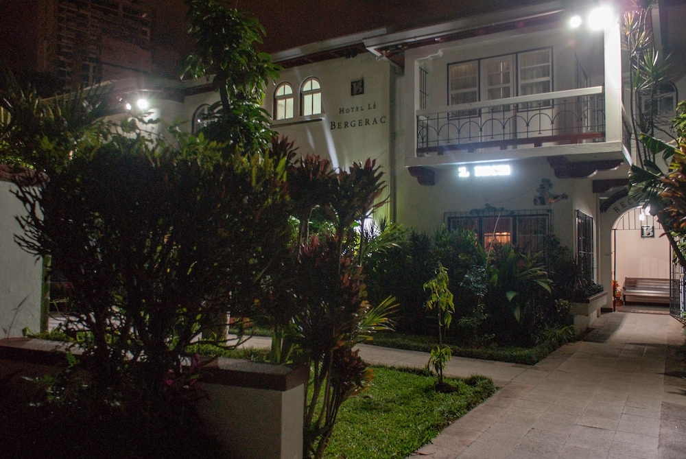 施設の正面 (日没後)