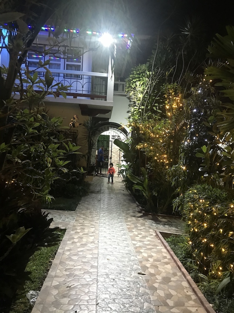 施設の正面 (日没後)