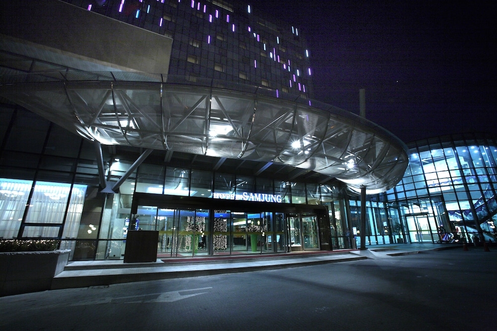 施設の正面 (日没後)