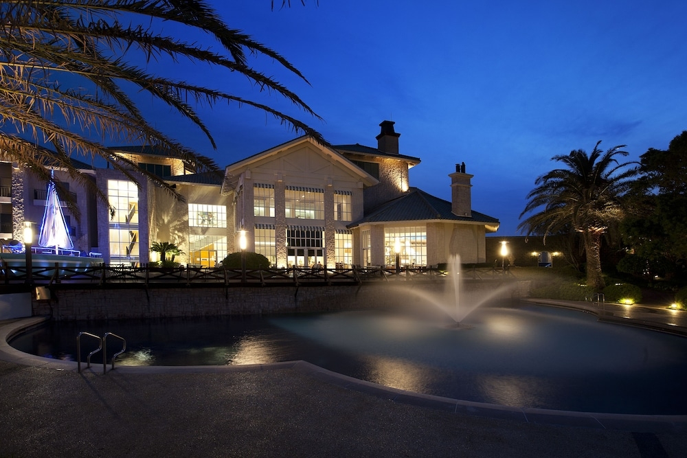 施設の正面 (日没後)