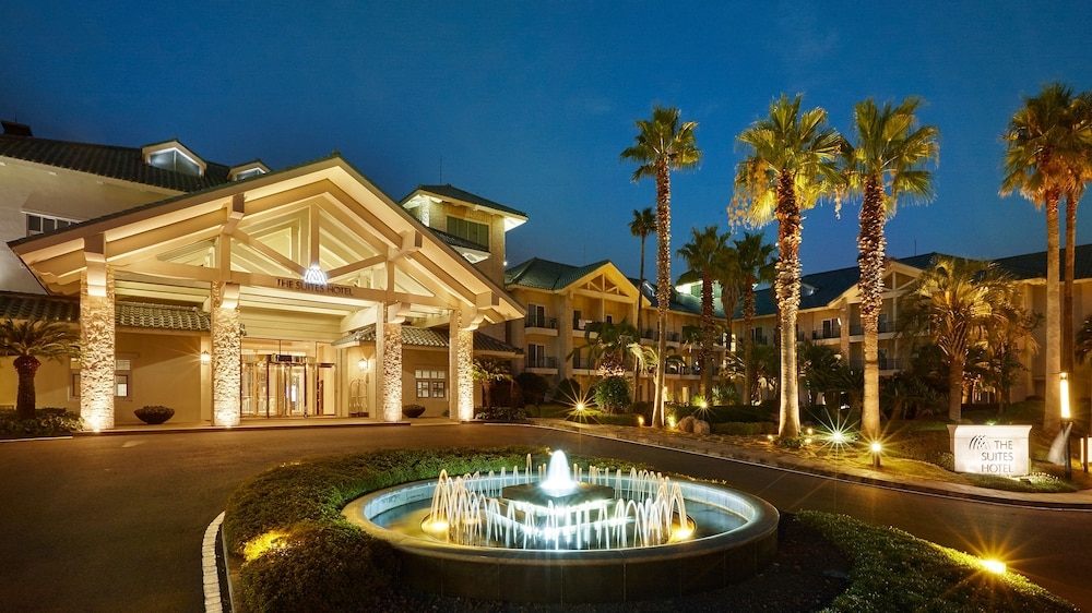 施設の正面 (日没後)