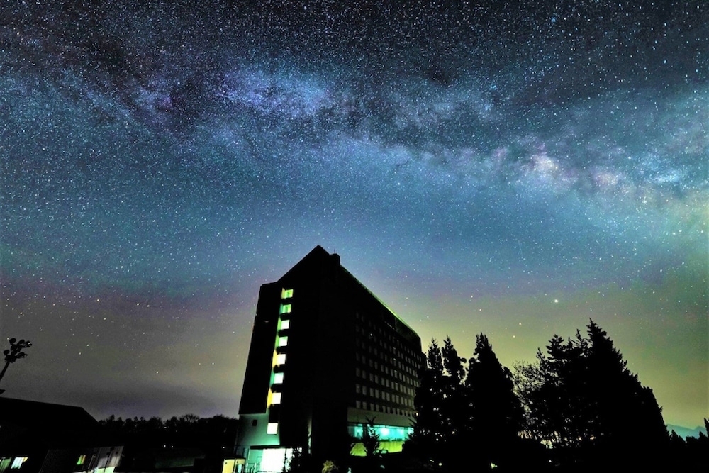 施設の正面 (日没後)