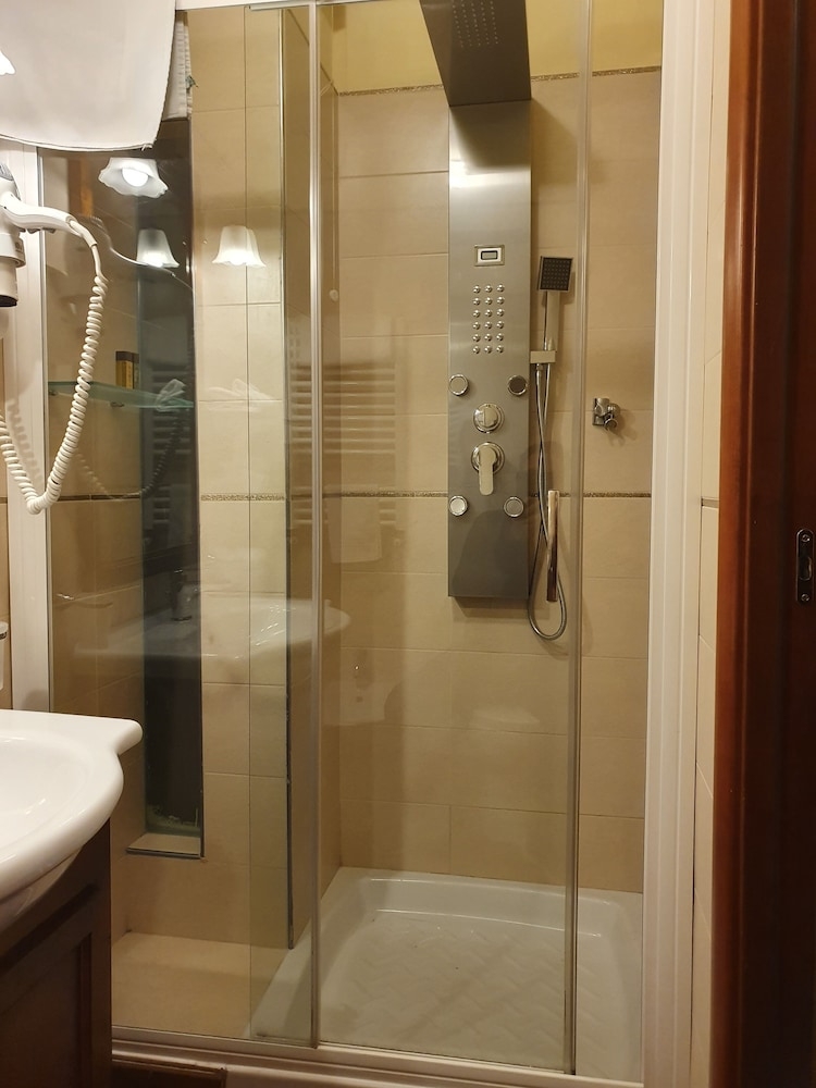 バスルームのシャワー