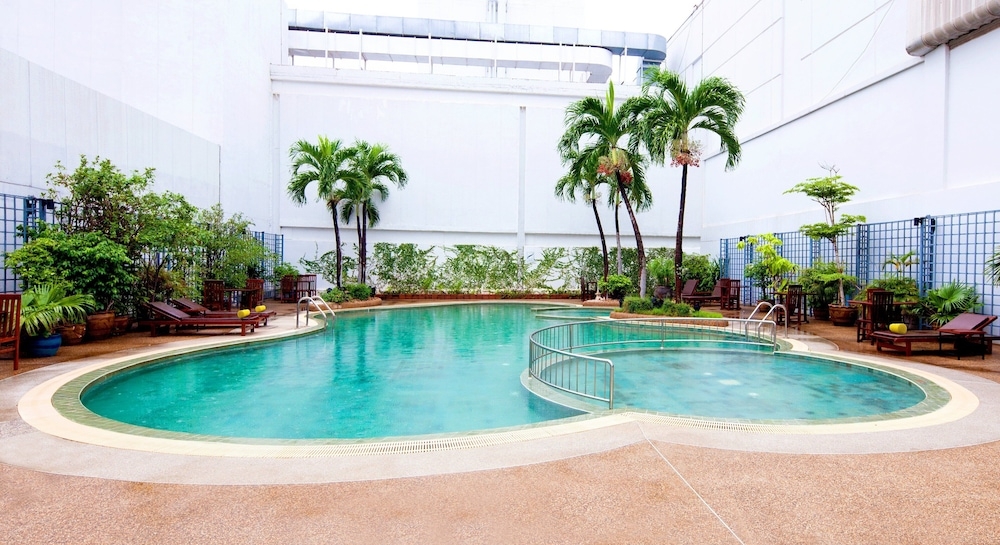 屋内 / 屋外プール