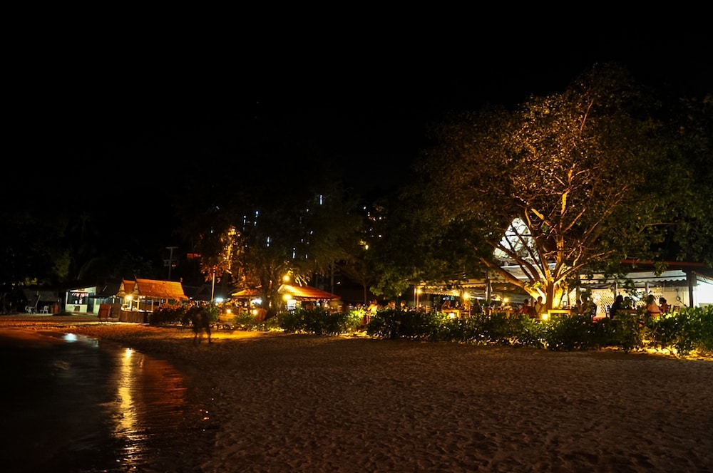 施設の正面 (日没後)