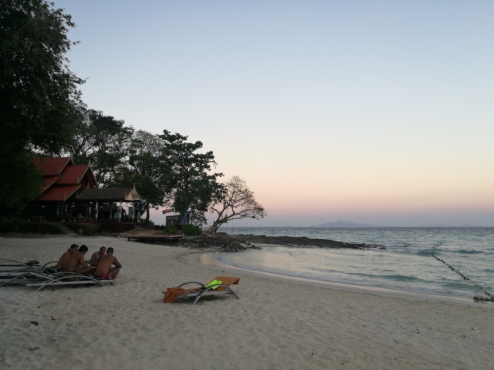 施設の正面 (日没後)