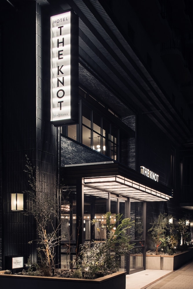 施設の正面 (日没後)