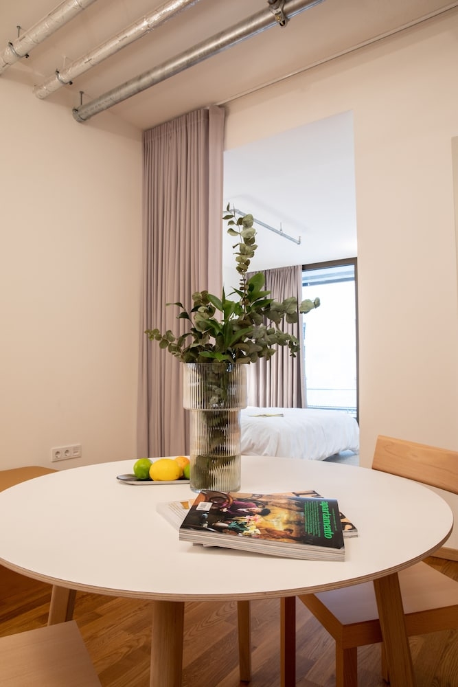 客室内のダイニングエリア