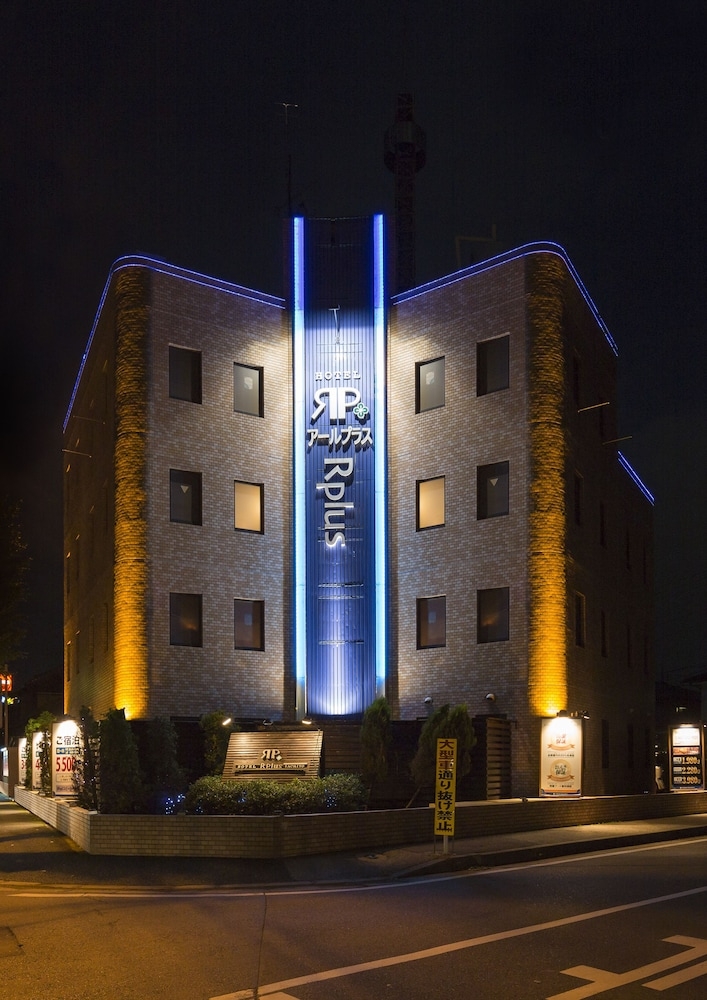 施設の正面 (日没後)