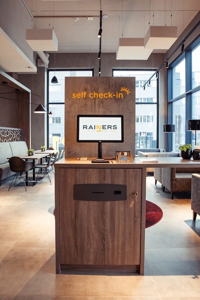 チェックイン / チェックアウト キオスク