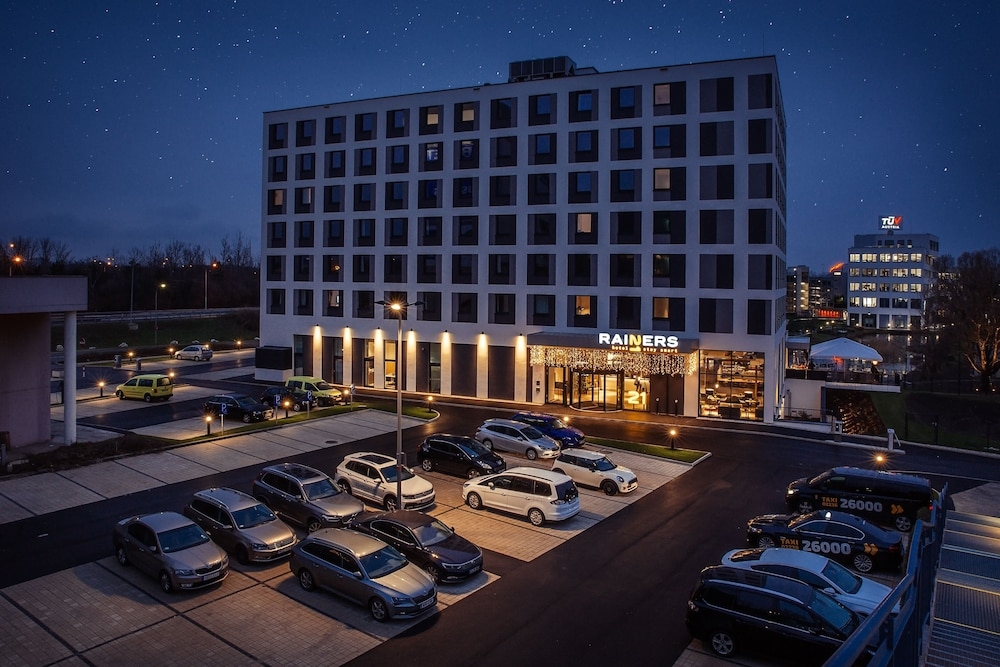 施設の正面 (日没後)