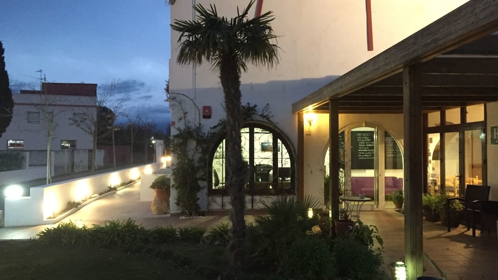 施設の正面 (日没後)