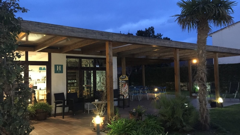 施設の正面 (日没後)