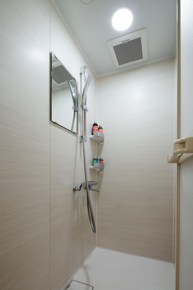 バスルームのシャワー