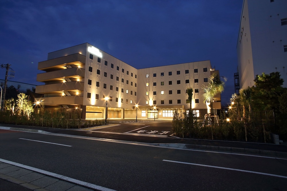 施設の正面 (日没後)