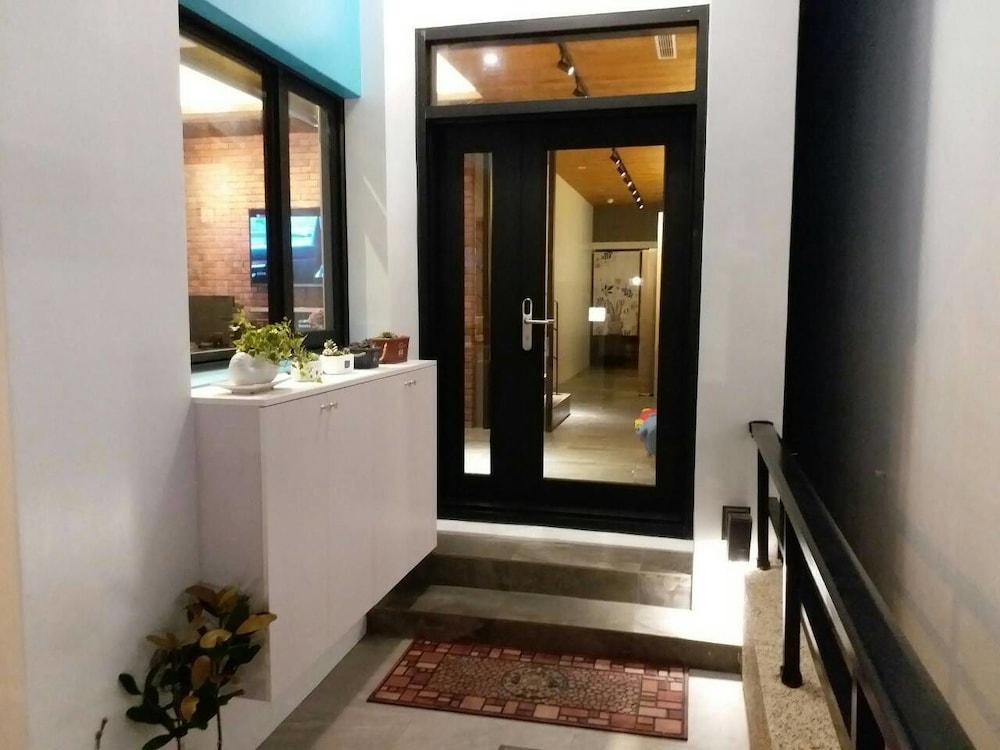 施設の正面 (日没後)