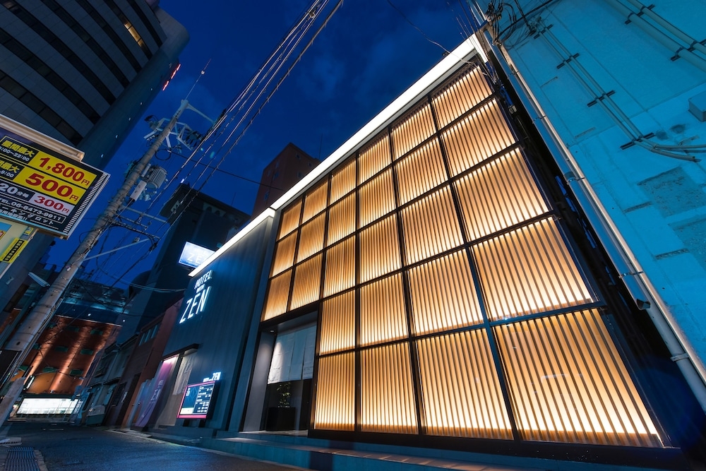 施設の正面 (日没後)